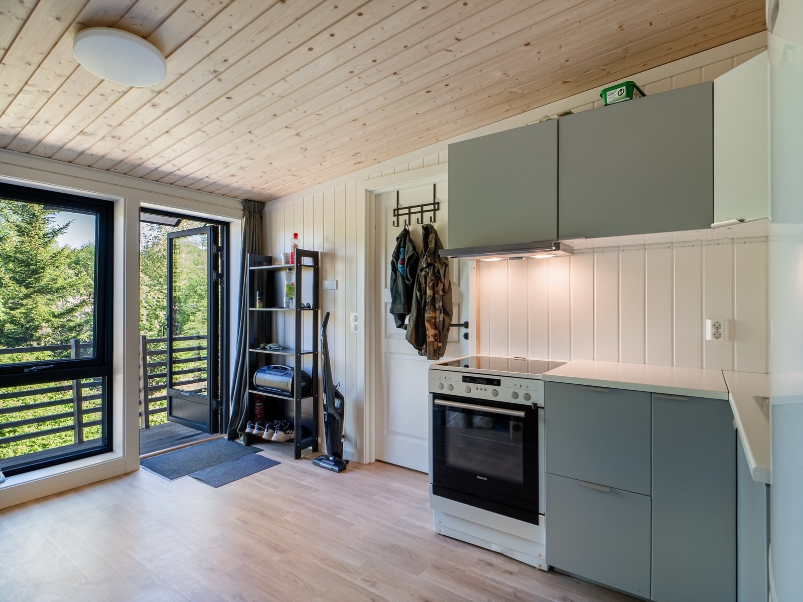 Hybelen inneholder et pent kjøkken, bad og et soverom. Galleribilde