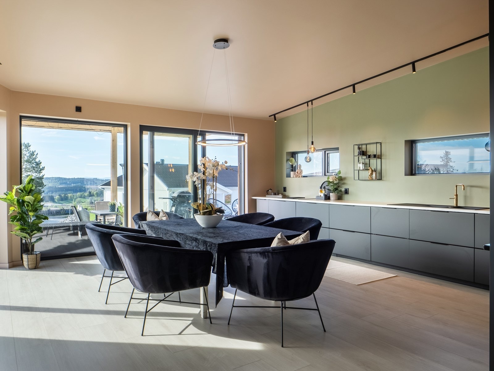 Delikat og innholdsrikt kjøkken som ligger med åpen løsning mot stuen. Galleribilde