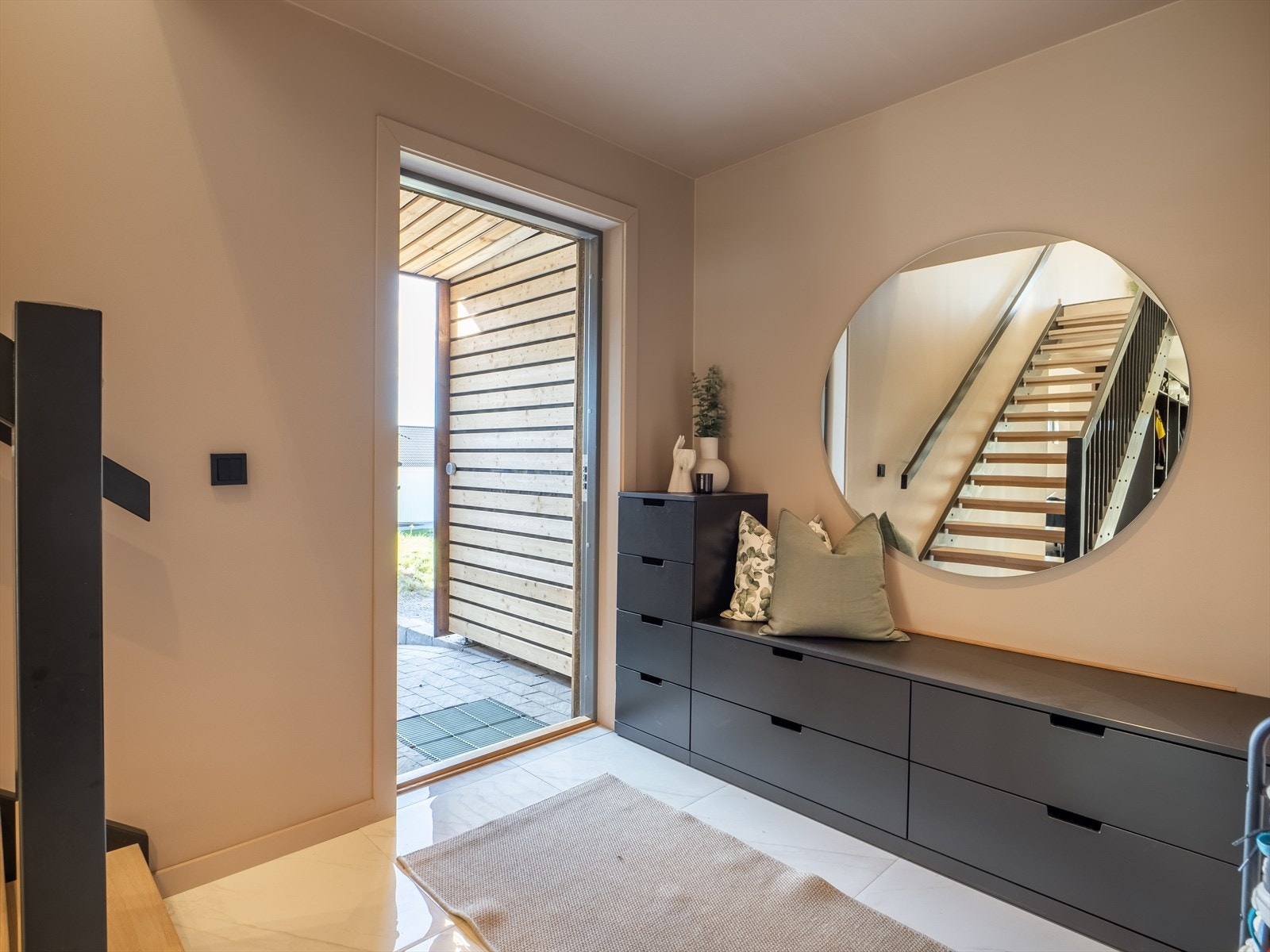 Flislagt entré med plass til kommode, skohylle og klesoppheng. Galleribilde