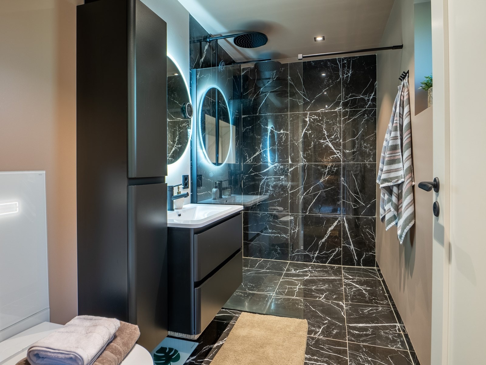 Det er to lekre baderom i første etasje. Galleribilde