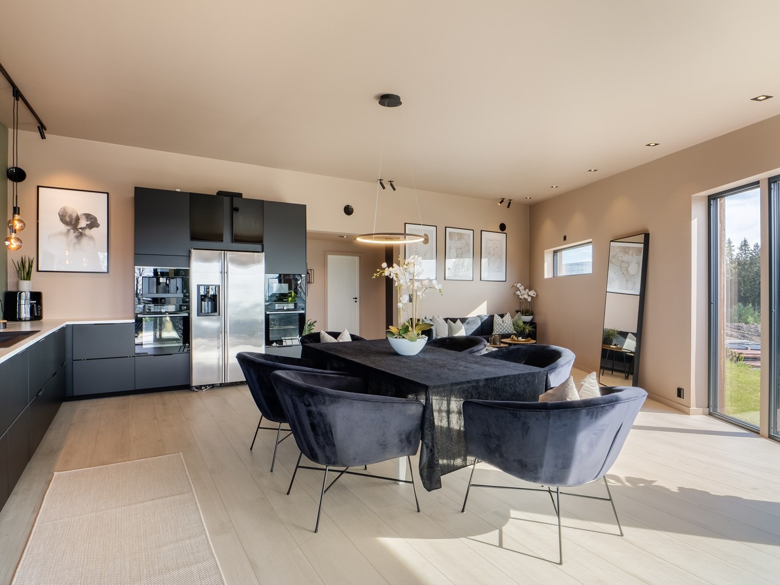 Den åpne løsningen mellom stue og kjøkken gir en god romfølelse. Galleribilde