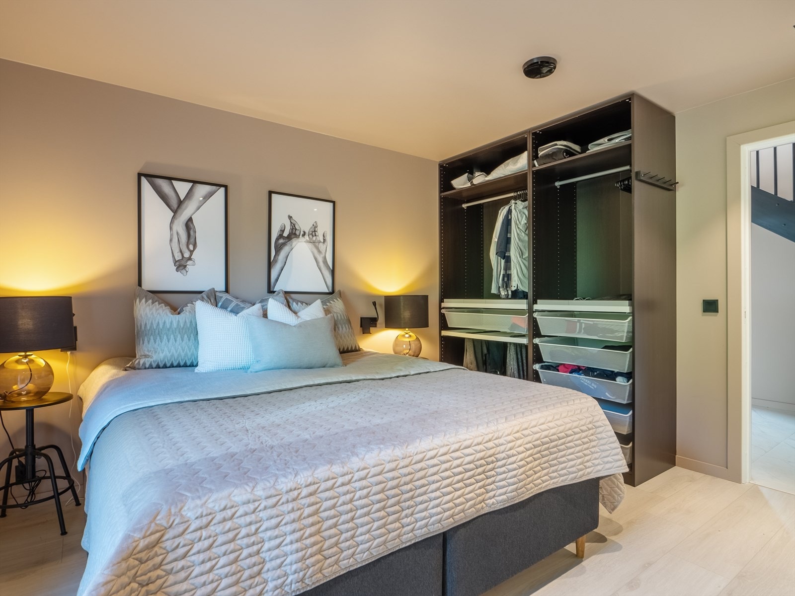 Det er tre gode soverom i boligens første etasje. Galleribilde