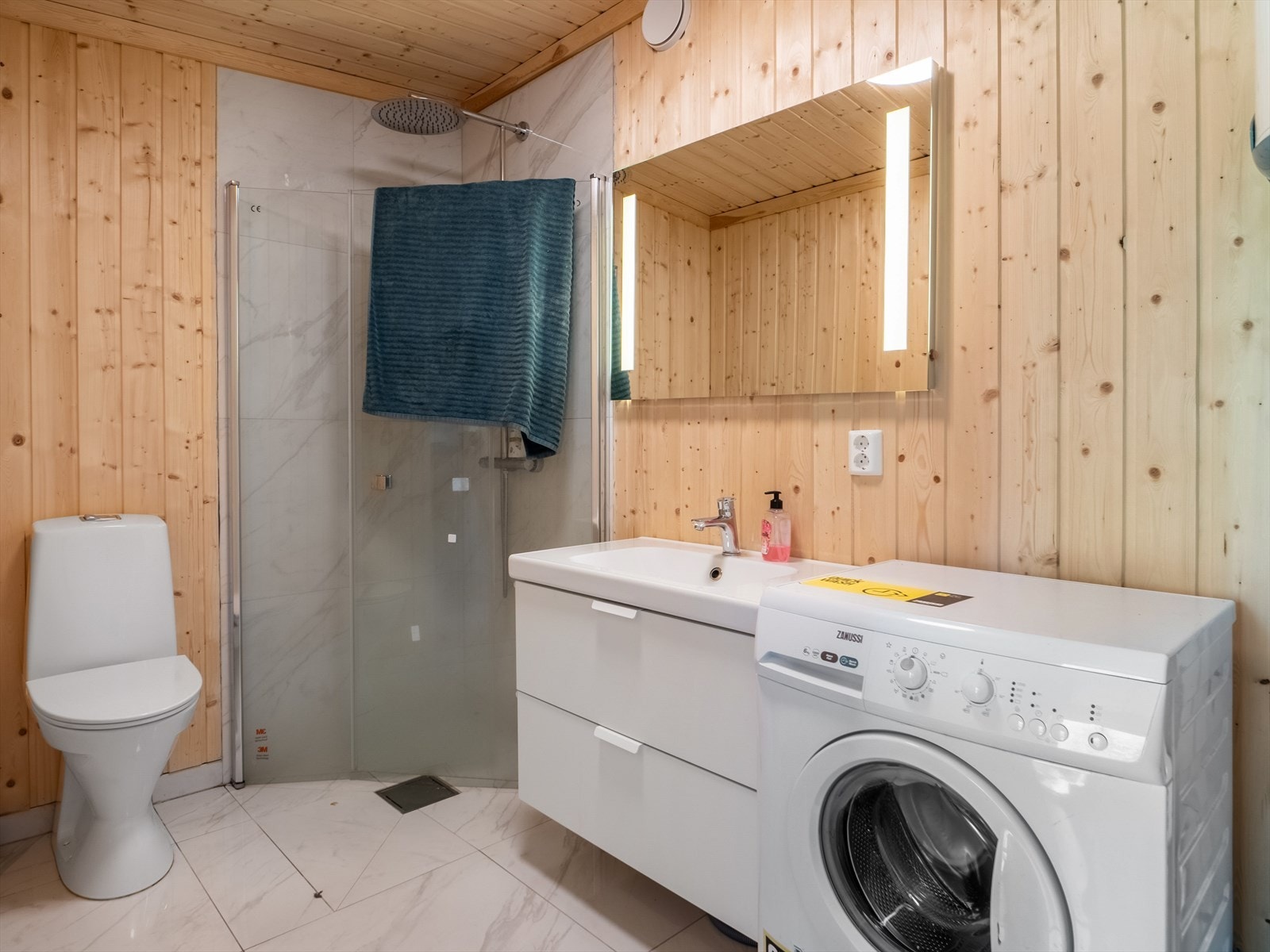 Badet i hybeldelen. Galleribilde