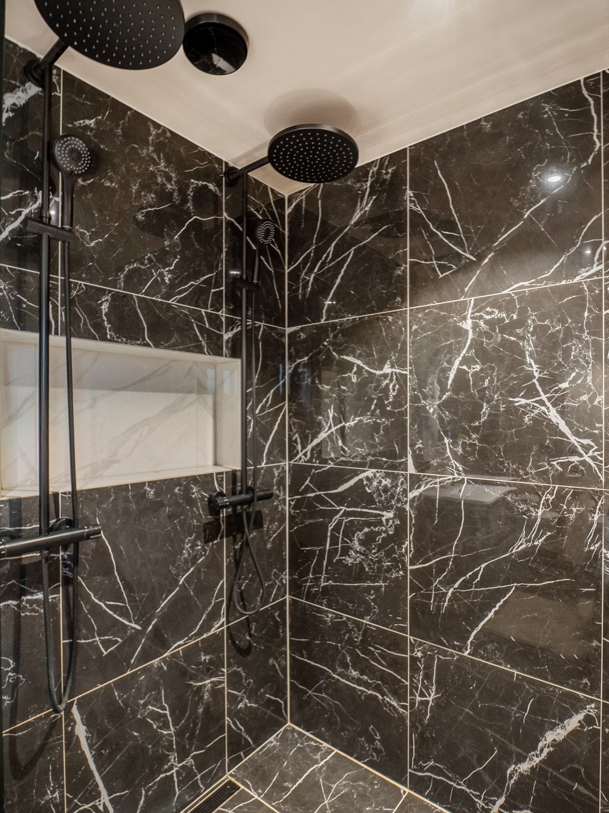 Flislagt i dusjsonen. Galleribilde