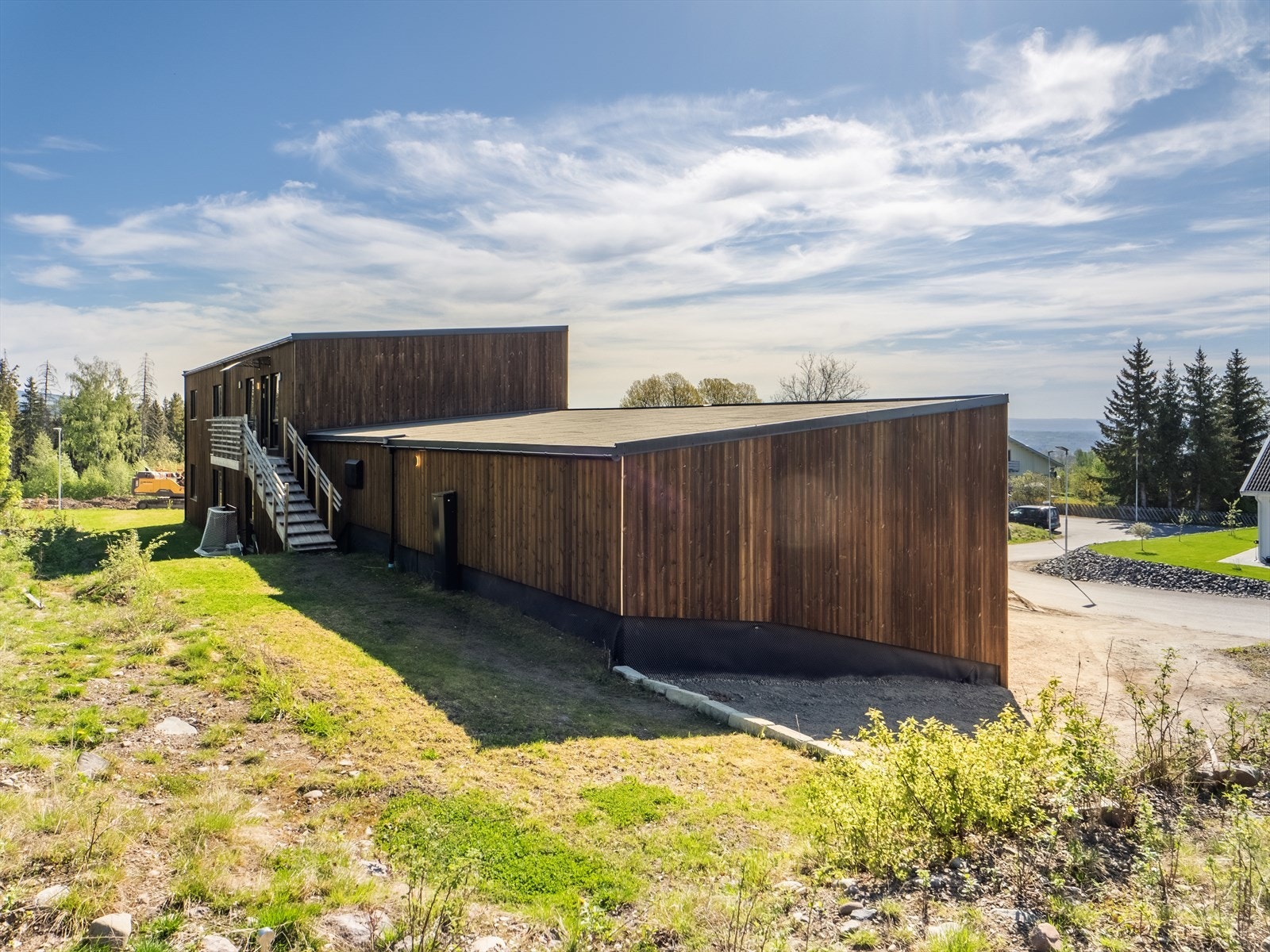 Boligen har innredet en hybel i andre etasje, med egen inngang, samt at det er en dør til hoveddelen. Galleribilde