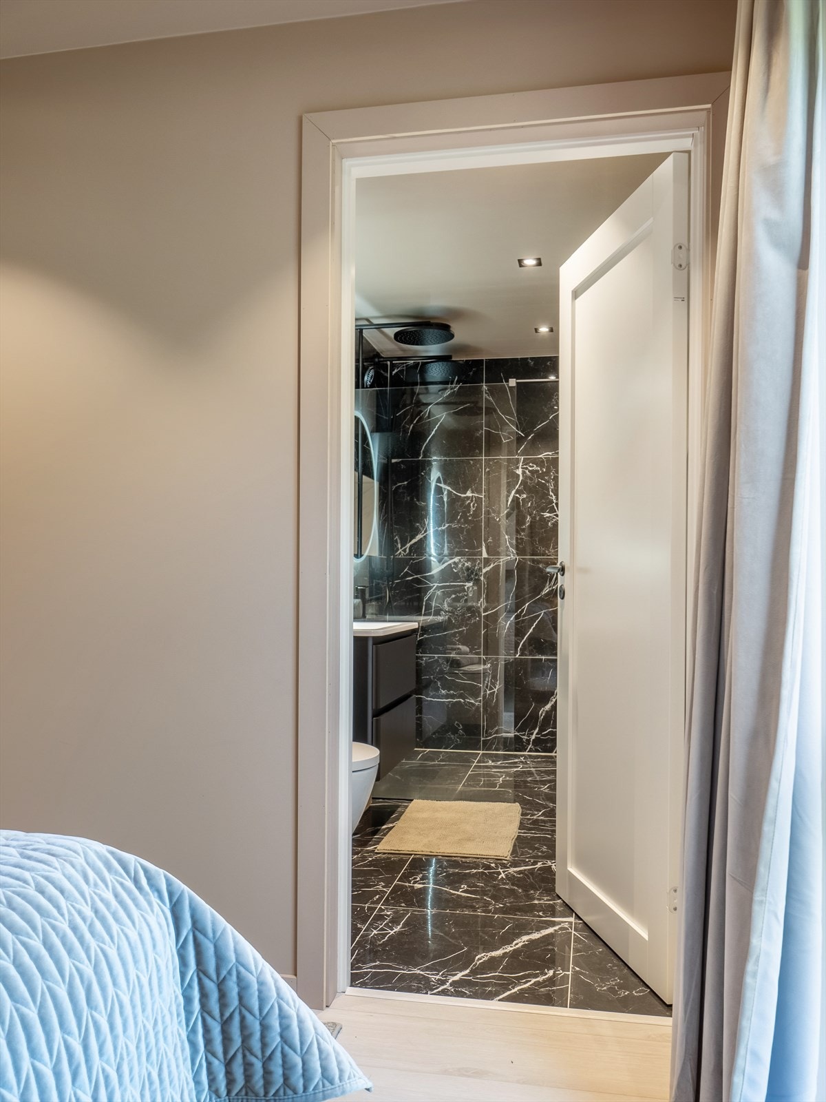 Hovedsoverommet har tilgang til det ene badet. Galleribilde