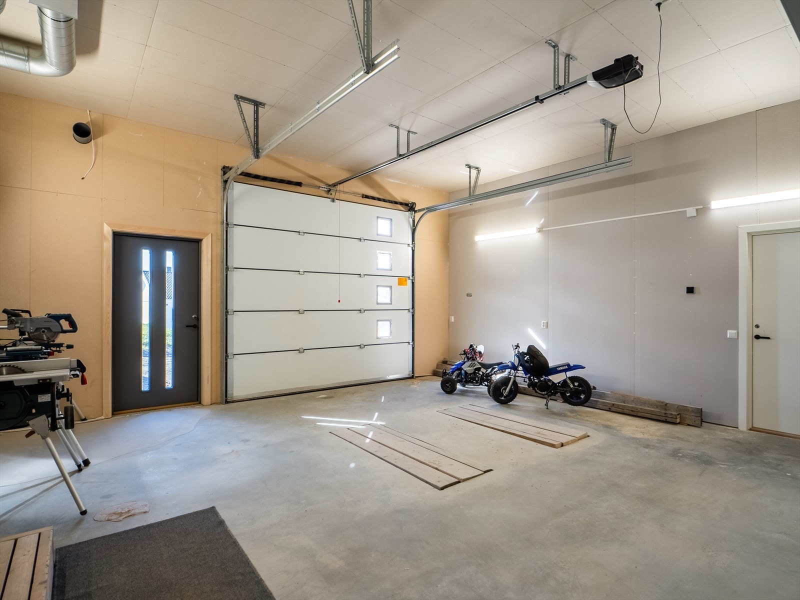 Bilene kan parkeres i integrert dobbelgarasje. Galleribilde