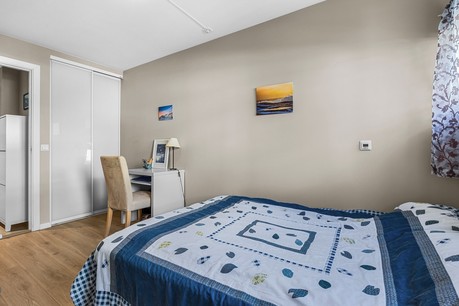 Skyvedørsgarderobe og plass til skrivebord på det ene soverommet. Galleribilde