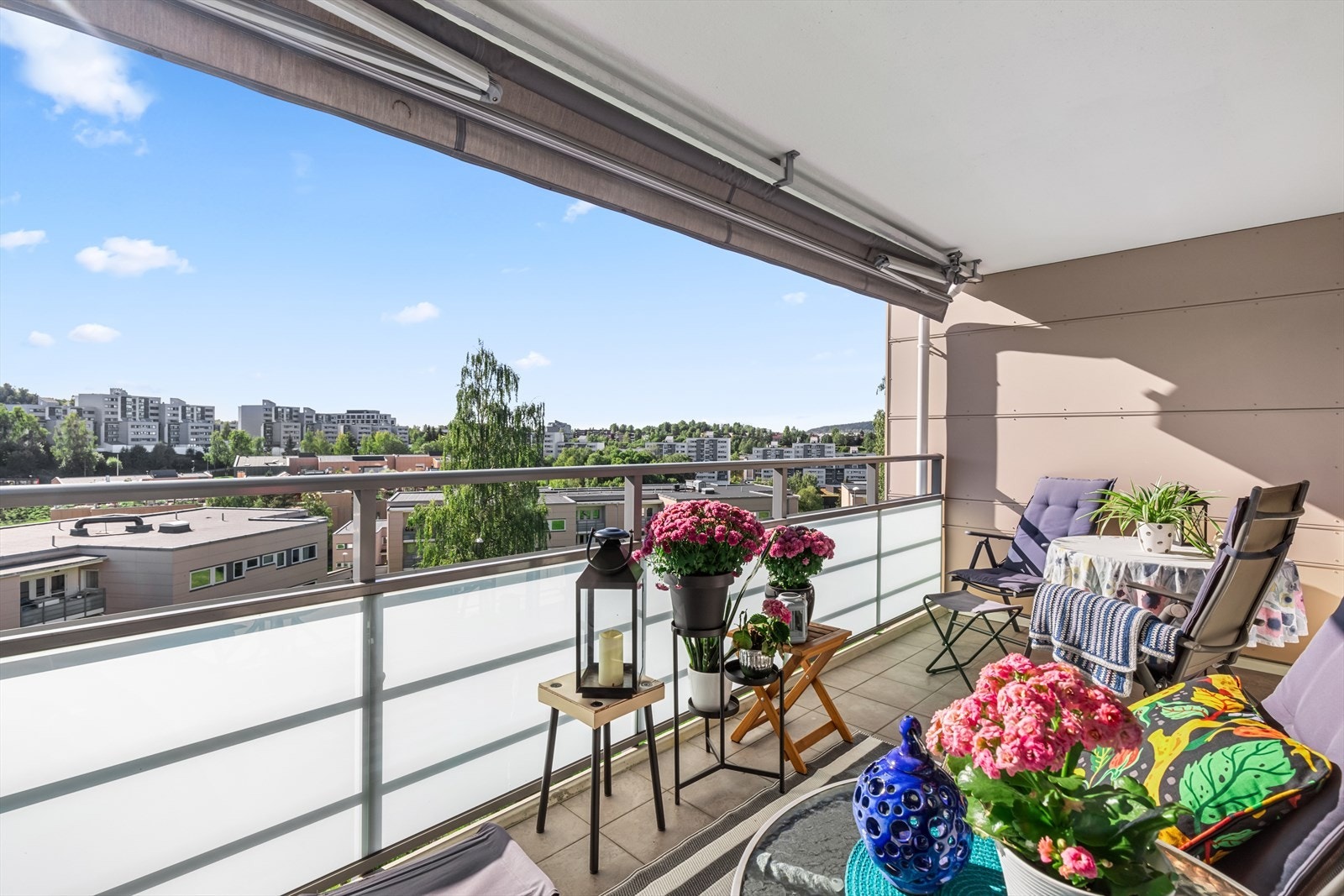 Balkongen har markise og god plass til sittegrupper. Galleribilde