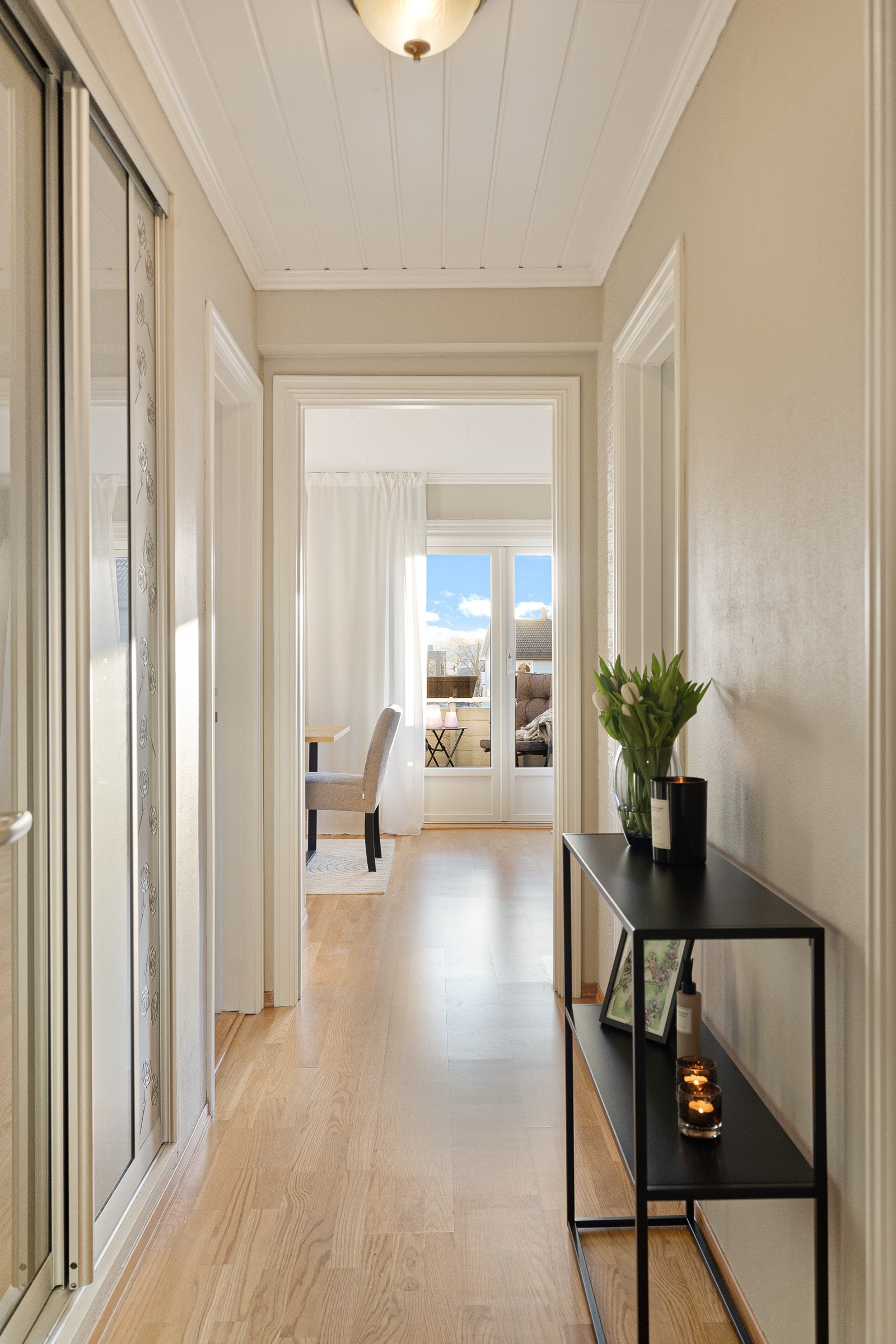 Oppbevaringen er godt ivaretatt med skyvedørsgarderobe i entreen. Galleribilde