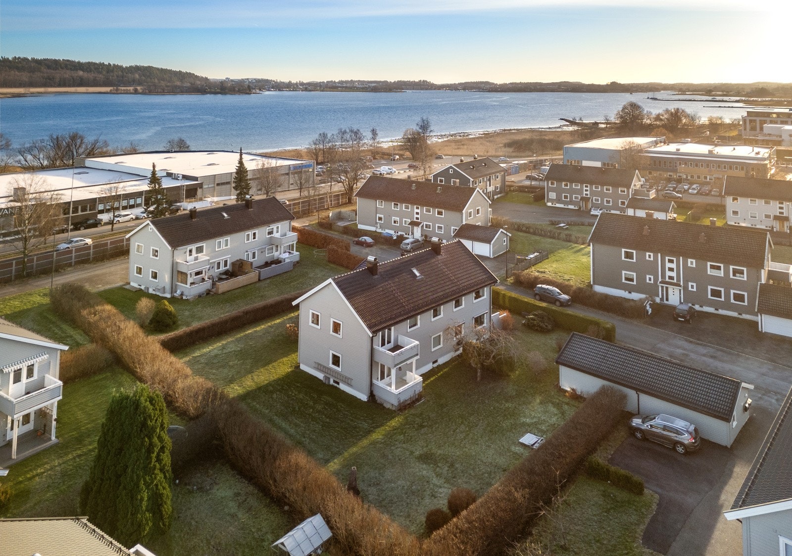 Grønne friområder og flotte tur- og rekreasjonsområder behøver du heller ikke gå langt til for å nyte. Her bor man midt i byen uten å være sjenert av bystøyen i særlig grad. Galleribilde