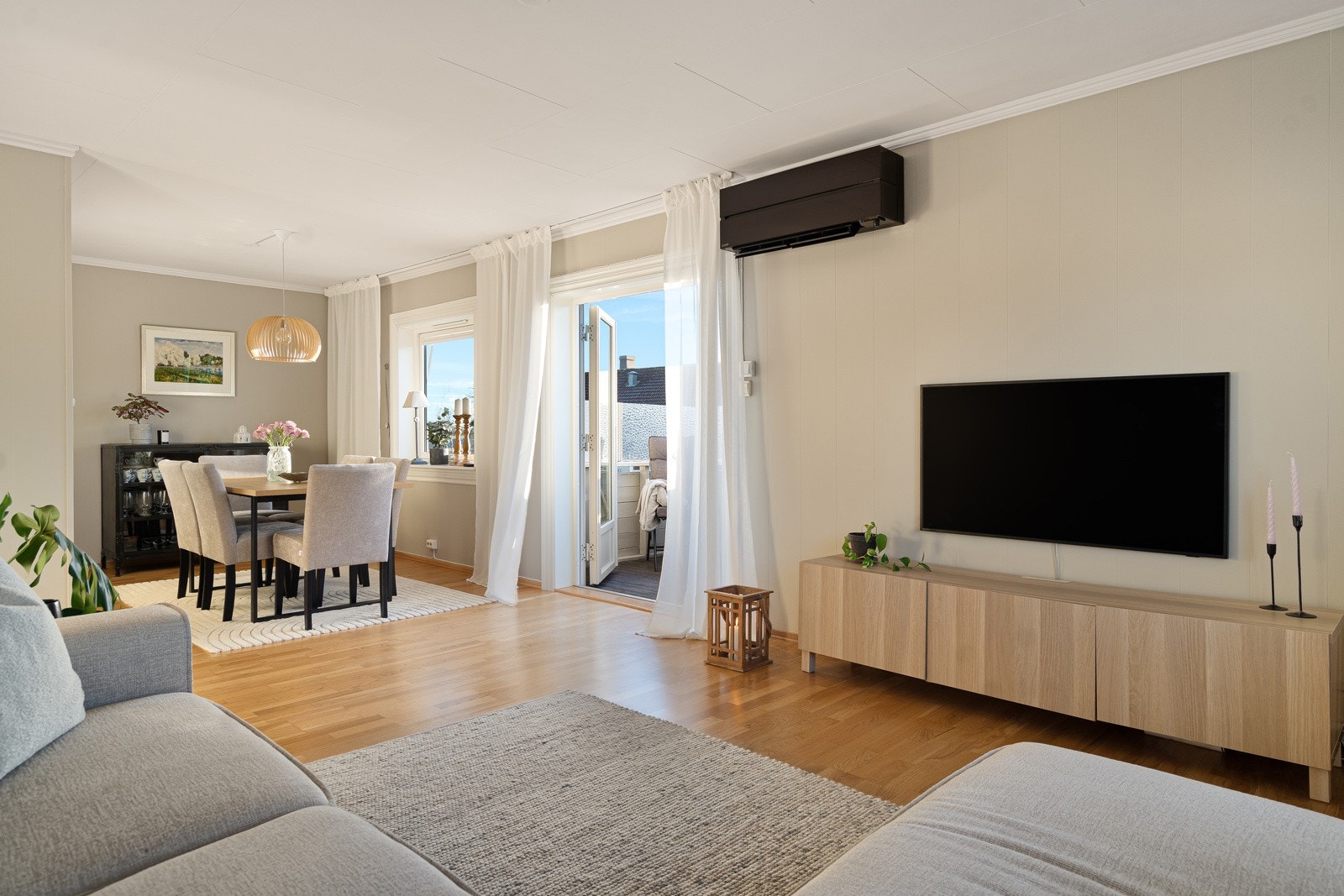 Store vindusflater og en balkongdør gir dagslys fra to sider, og en varmepumpe sørger for behagelig innetemperatur året rundt. Galleribilde