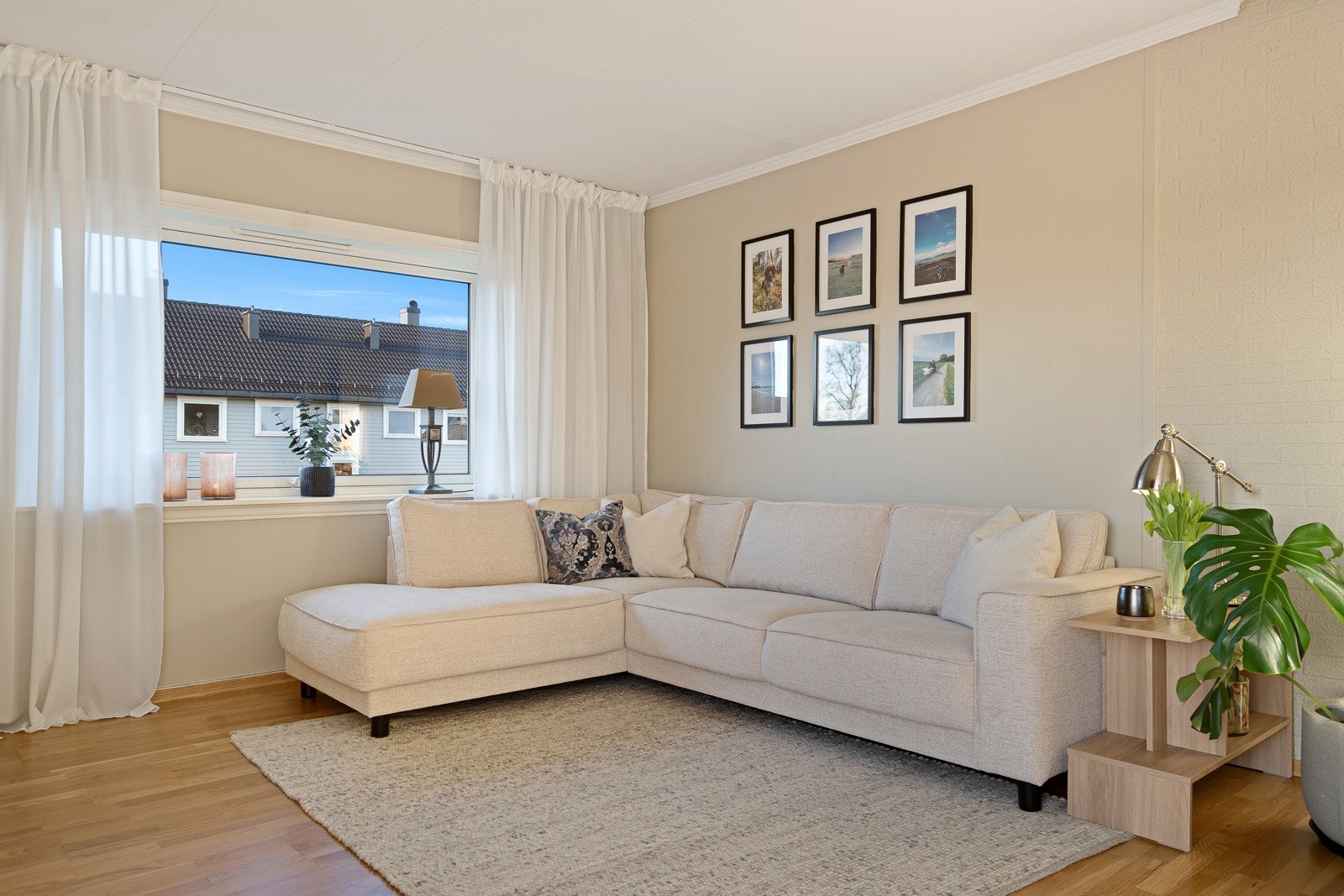 Gulvene i leiligheten består av parkett og laminat, mens veggene er malt i lyse, nøytrale farger. Galleribilde