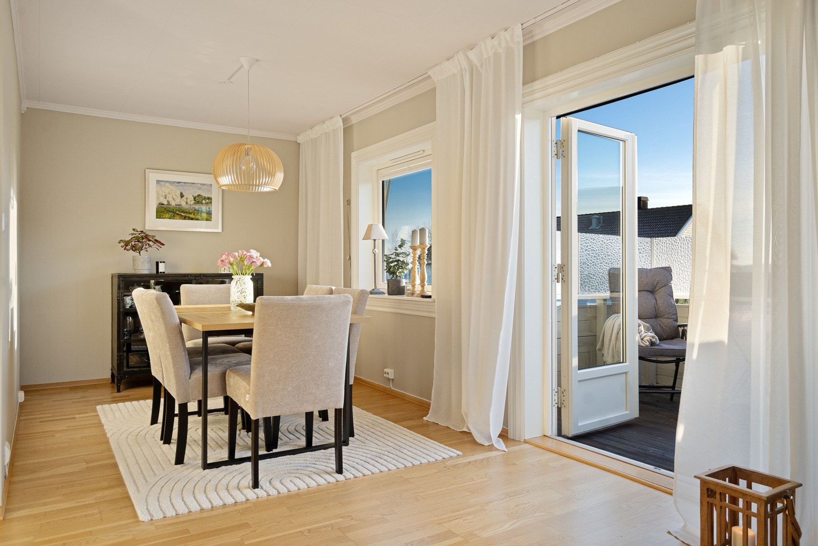 Velkommen inn i en lys og pen leilighet med vinduer på tre sider, praktisk planløsning og velholdt standard. Galleribilde