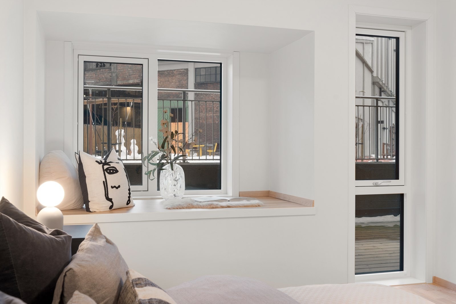 Store vindusflater gir mye naturlig lys Galleribilde