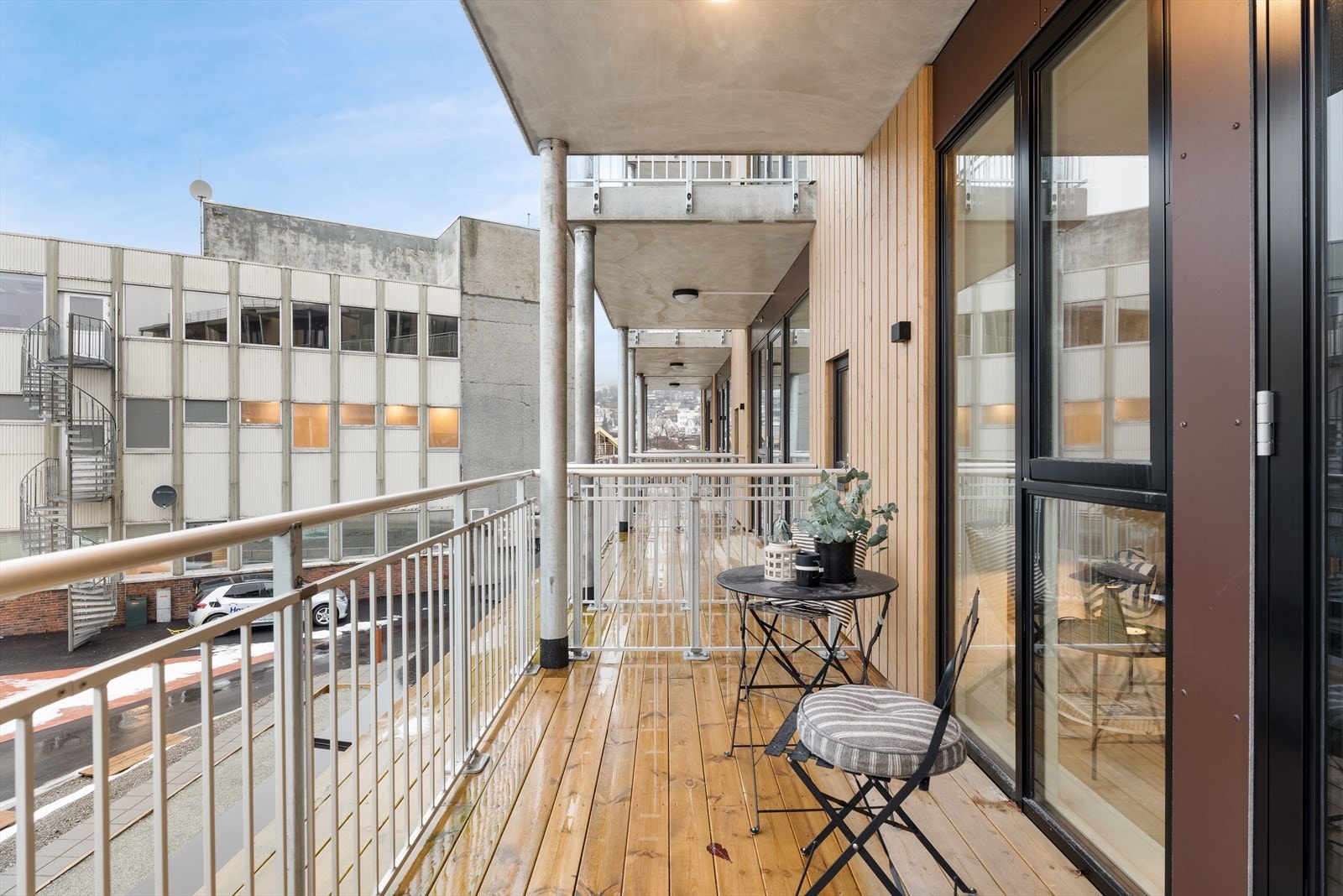 Balkongen har gode solforhold Galleribilde