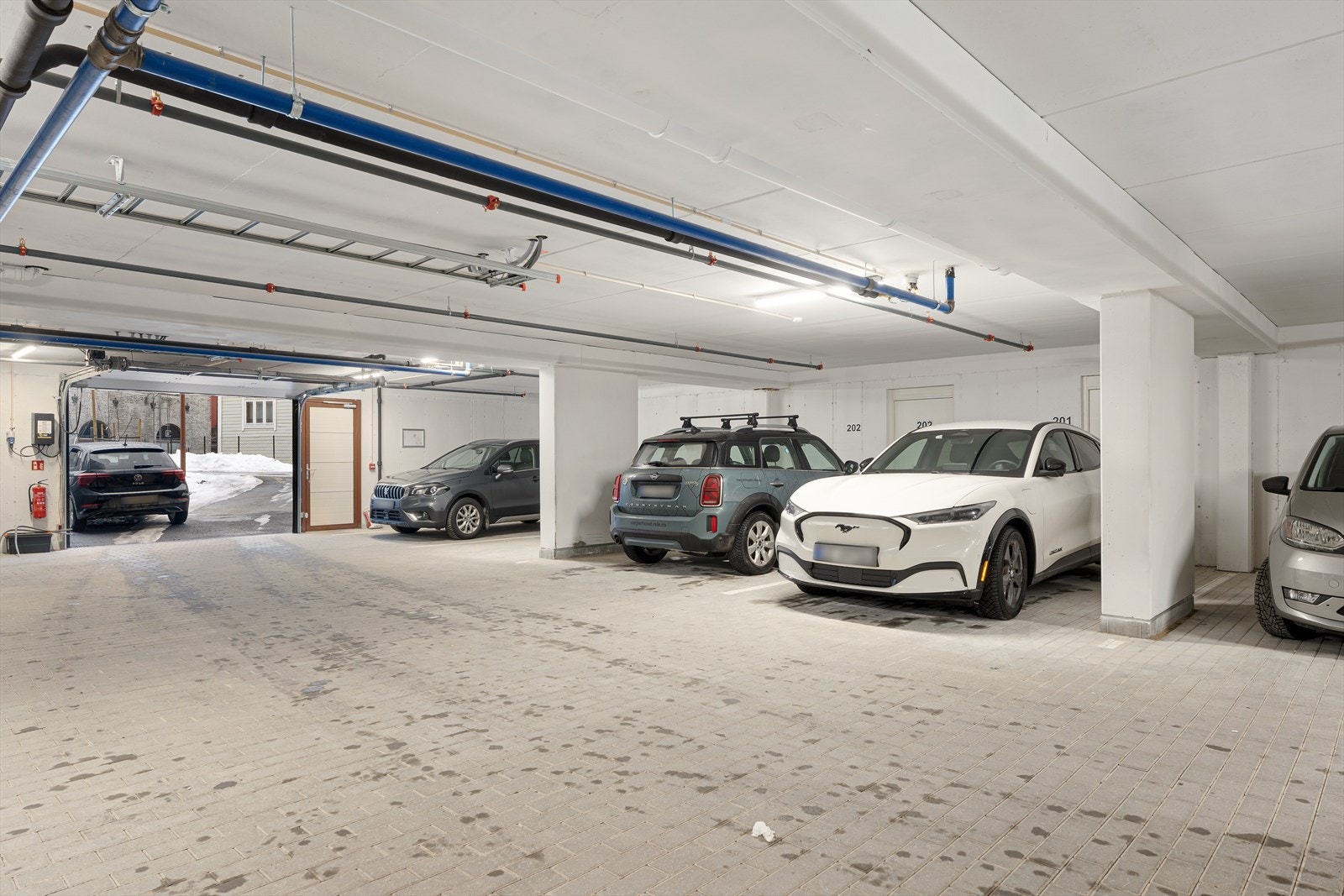 Parkeringsplass i lukket garasjeanlegg med heis opp i etasjene Galleribilde