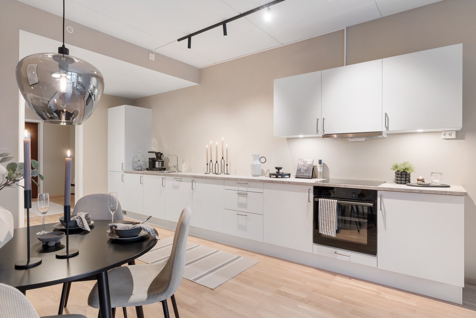 Delikat kjøkken med integrerte hvitevarer Galleribilde