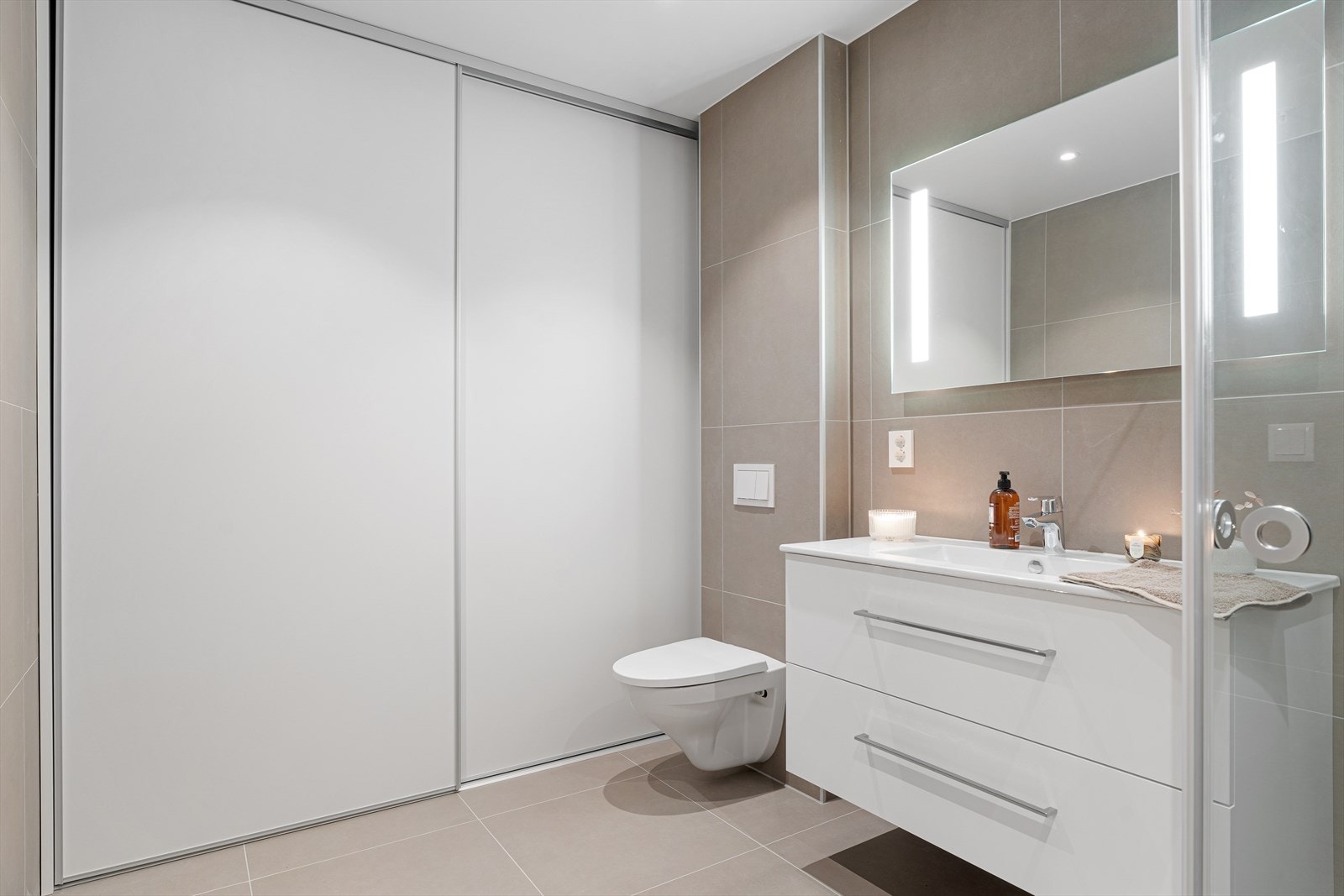 Lekkert, helfliset bad med fliser i behagelige farger Galleribilde