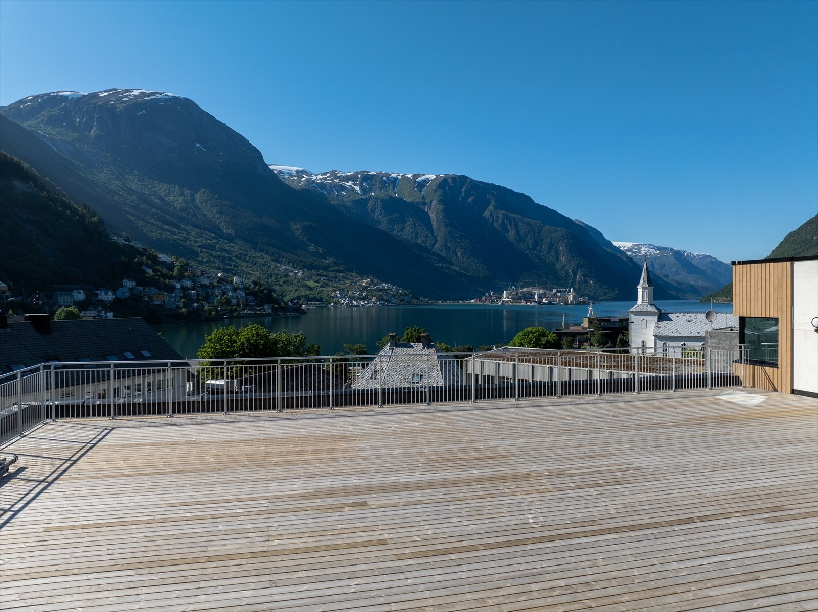 Stor felles takterrasse med fantastisk utsikt over naturen i Odda Galleribilde