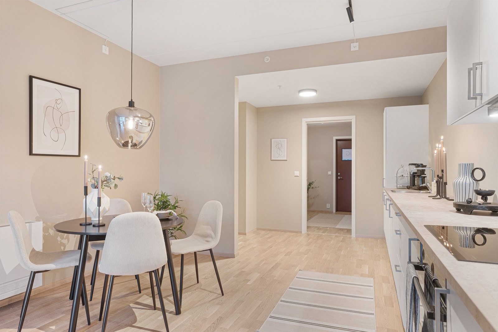 Leiligheten har god planløsning med stue/kjøkken, to soverom, bad/vaskerom og entré Galleribilde