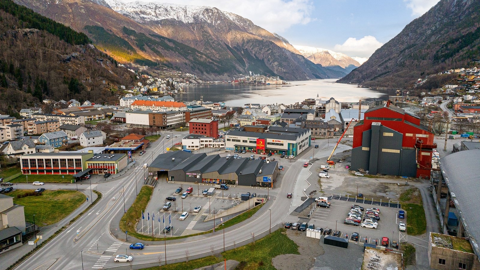 Sentral beliggenhet i Odda sentrum med gåavstand til det meste man trenger i hverdagen Galleribilde