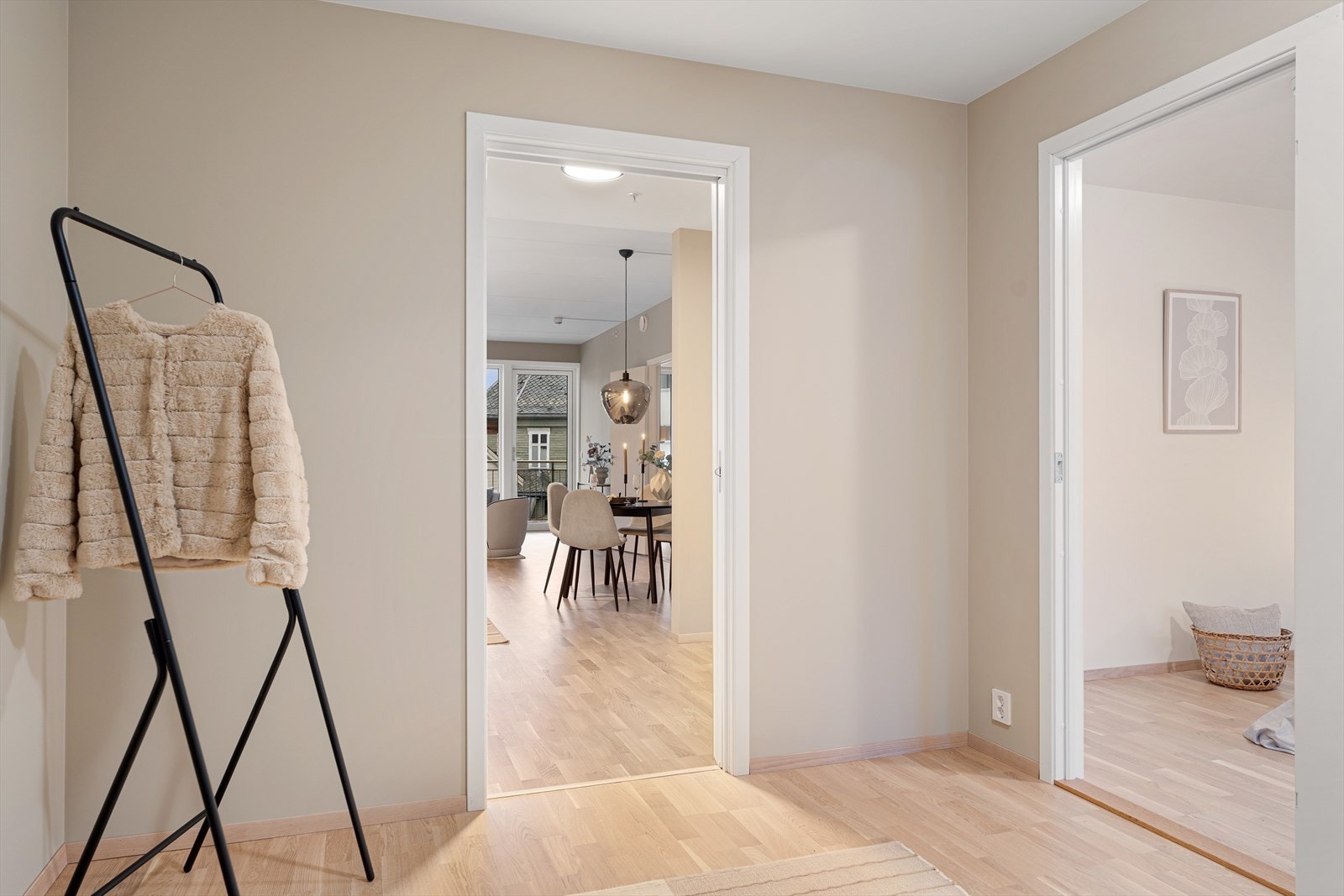 Romslig entré med god plass til garderobe. Galleribilde