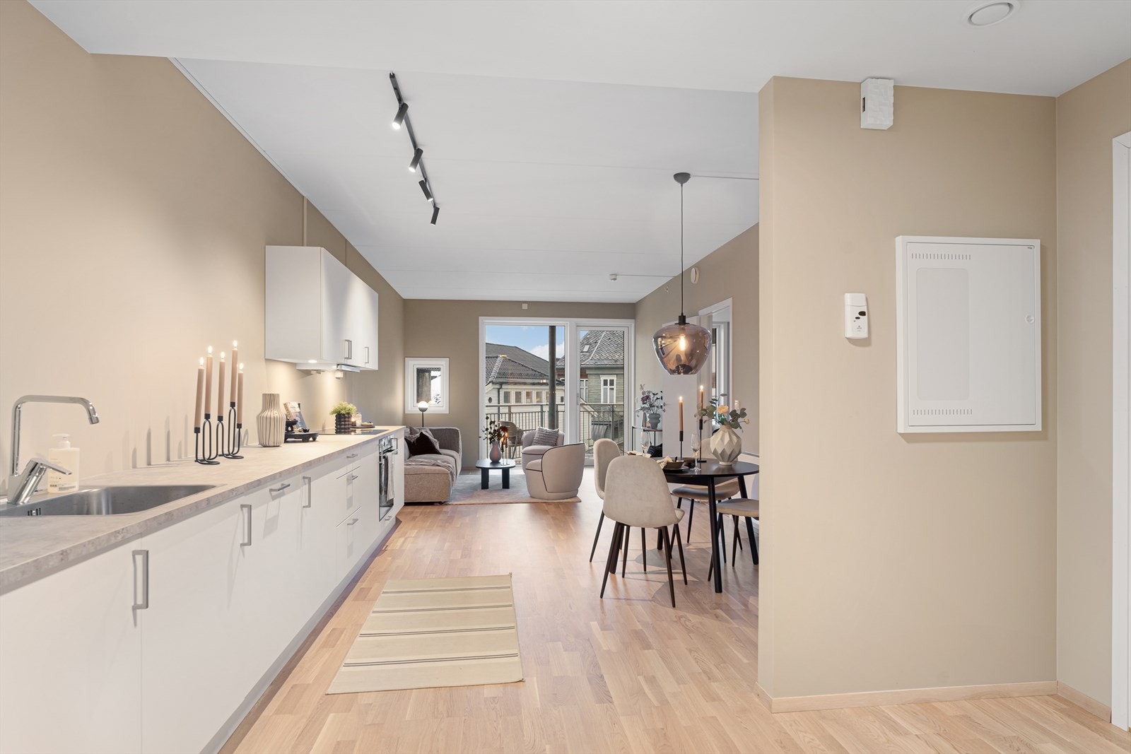 Store vinduer gir mye naturlig lys Galleribilde