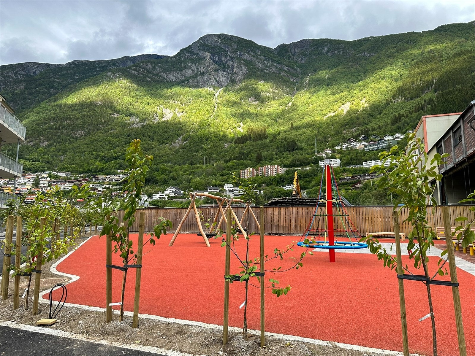 Nydelig opparbeidet fellesareal med stor lekeplass Galleribilde