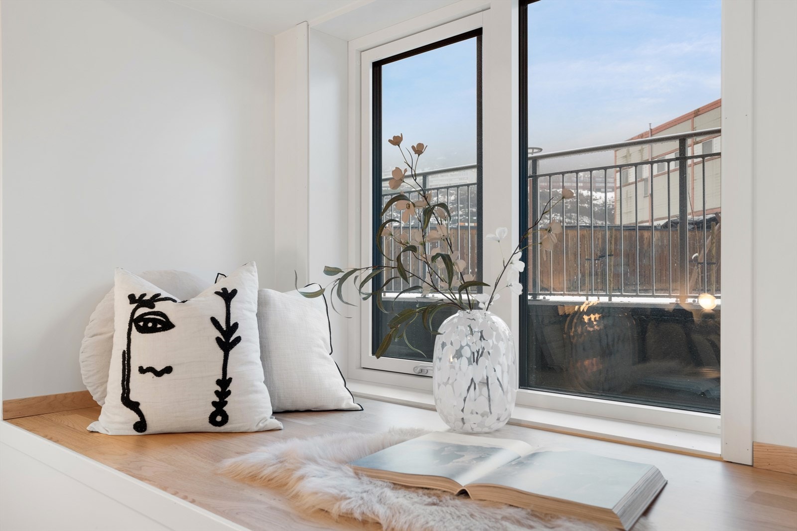 Koselig karnapp hvor man kan nyte en god bok Galleribilde