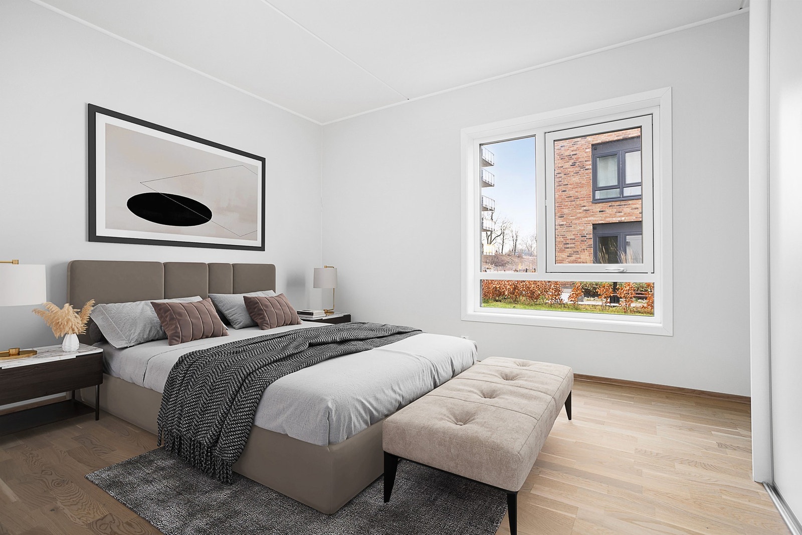 Leiligheten har to soverom. Hovedsoverommet er utstyrt med skyvedørsgarderobe. Bildet er digitalt stylet. Galleribilde