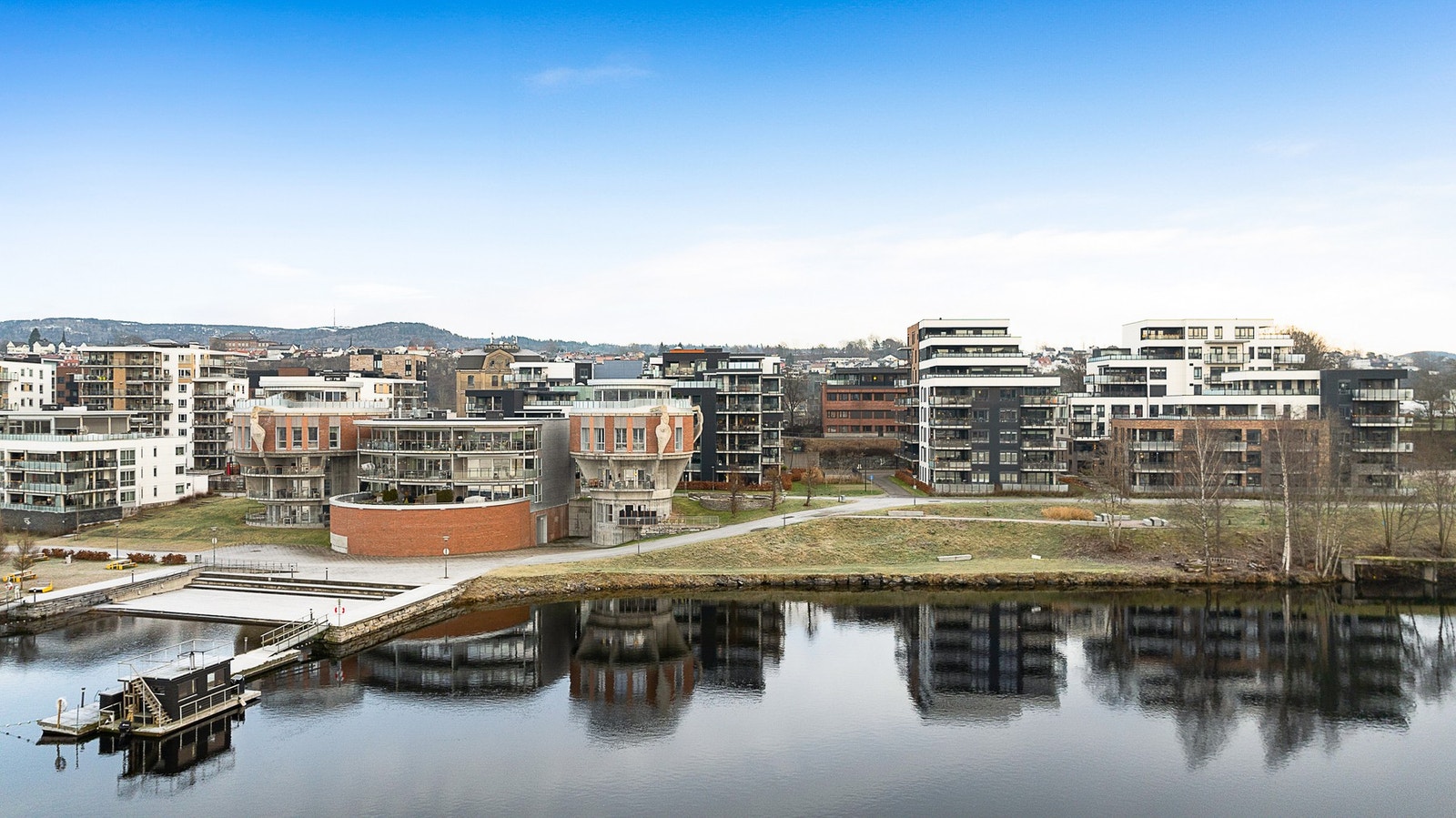 Klosterøya Vest har vokst frem til å bli et populært boligområde. Leiligheten i Lind ligger i fremste rekke mot vannet. Galleribilde