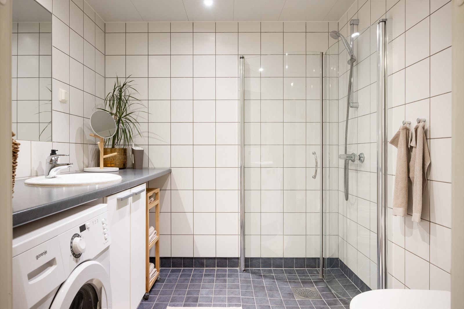 - Flislagt baderom fra byggeår med varme i gulvet og downlights i himling - Galleribilde