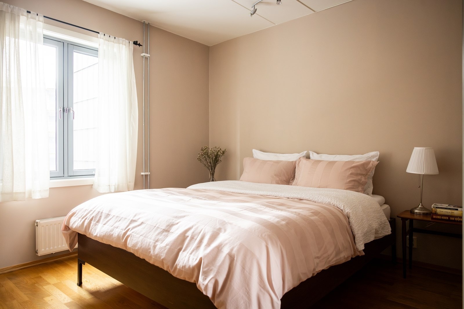 - Romslig hovedsoverom med god plass til dobbeltseng med tilhørende nattbord - Galleribilde