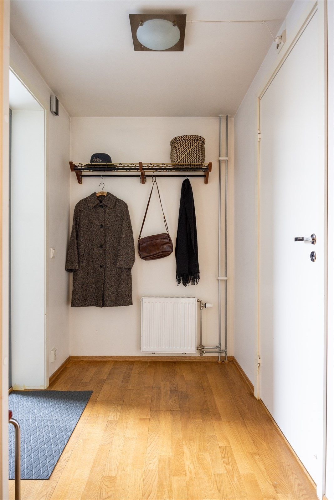 - En lys og innbydende entré som gir et godt førsteinntrykk av leiligheten. God plass til sko og yttertøy - Galleribilde