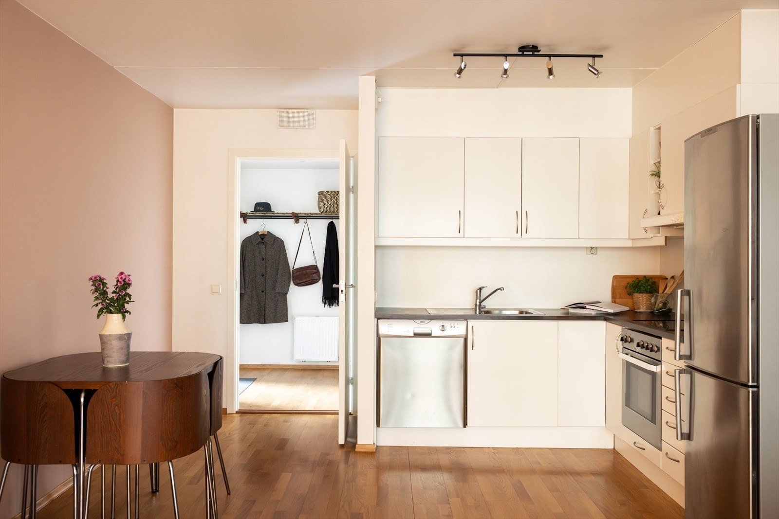 - Kjøkken fra byggeår med åpen løsning mot stuen - Galleribilde