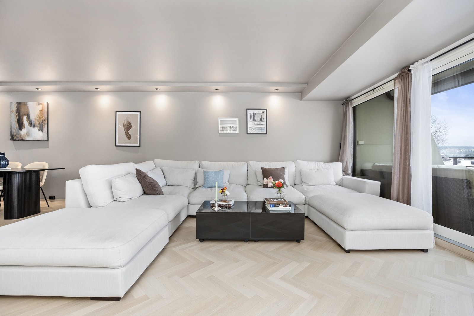 Fra stuen er det utgang til stor og solrik terrasse på 11 m² Galleribilde