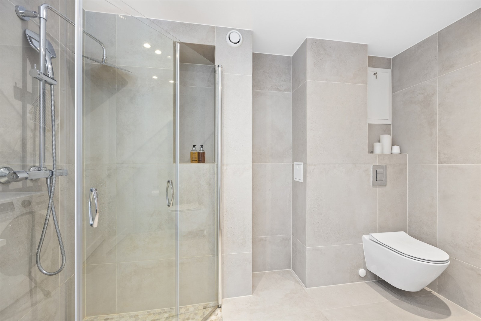 Varmekabler i flislagt gulv. Downlights i nedsenket himling. Vaskemaskin medfølger Galleribilde