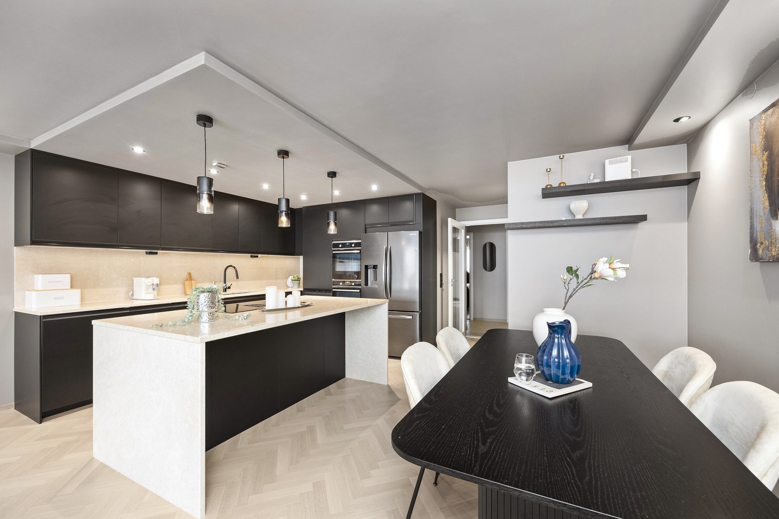 Rikelig med plass til stort spisebord Galleribilde