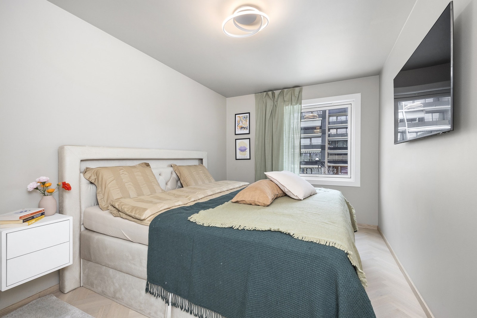 Soverom I / Hovedsoverom - Lyst og stort soverom med god plass til dobbeltseng og nattbord på hver side, samt rikelig med oppbevaringsplass i stor skyvedørsgarderobe med speilfront.
Lys fiskebeinsparkett på gulv. Malte vegg- og takflater Galleribilde