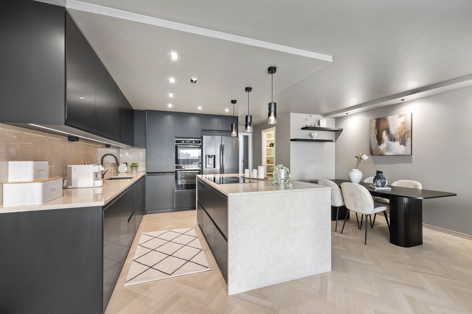 Nytt lekkert kjøkken med stor kjøkkenøy. Matt sort innredning fra IKEA i 2023. Rikelig med skap- og benkeplass Galleribilde