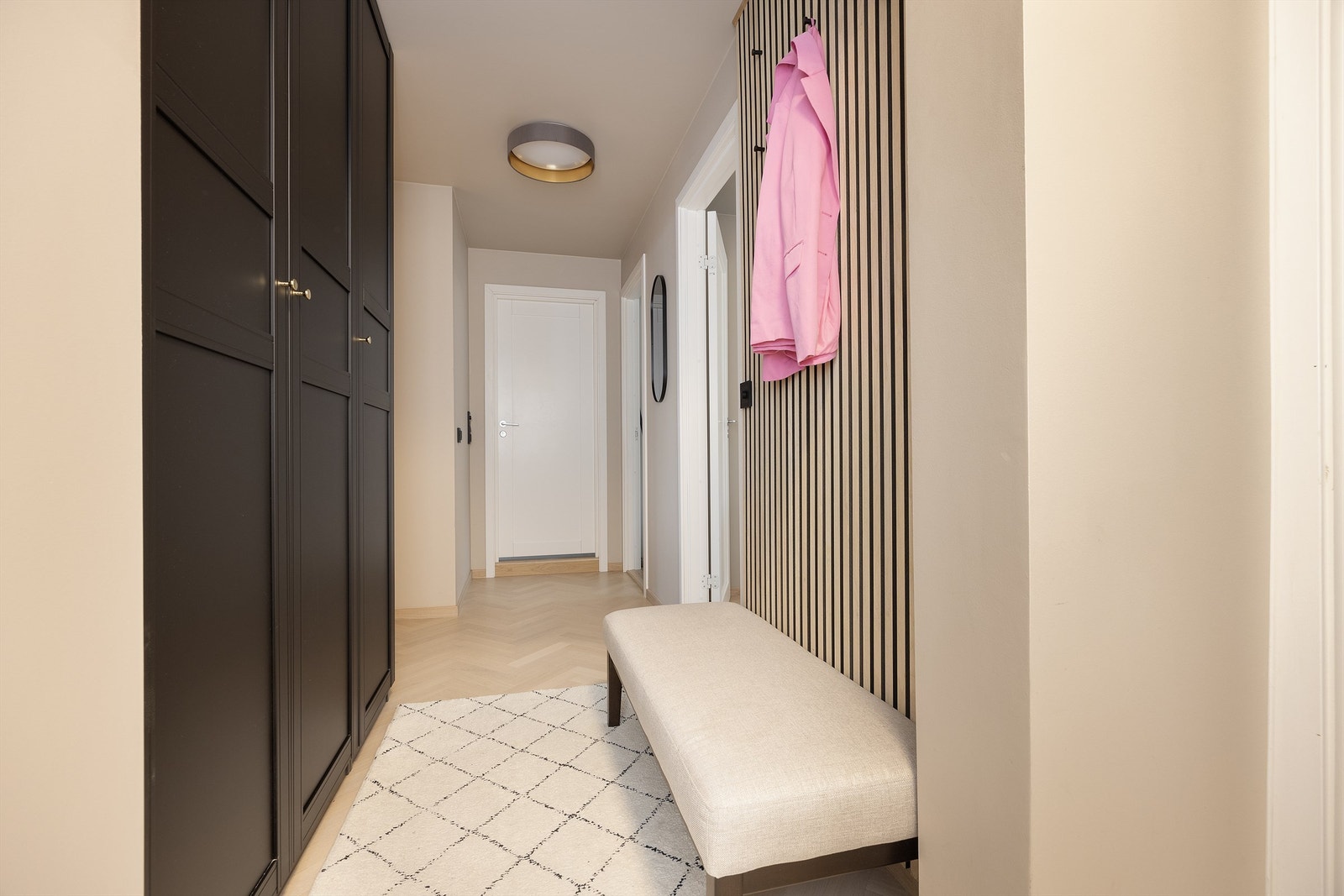 Lys og innbydende entré som gir et meget godt førsteinntrykk. Her er det rikelig med oppbevaringsplass til sko- og yttertøy i stort garderobeskap Galleribilde