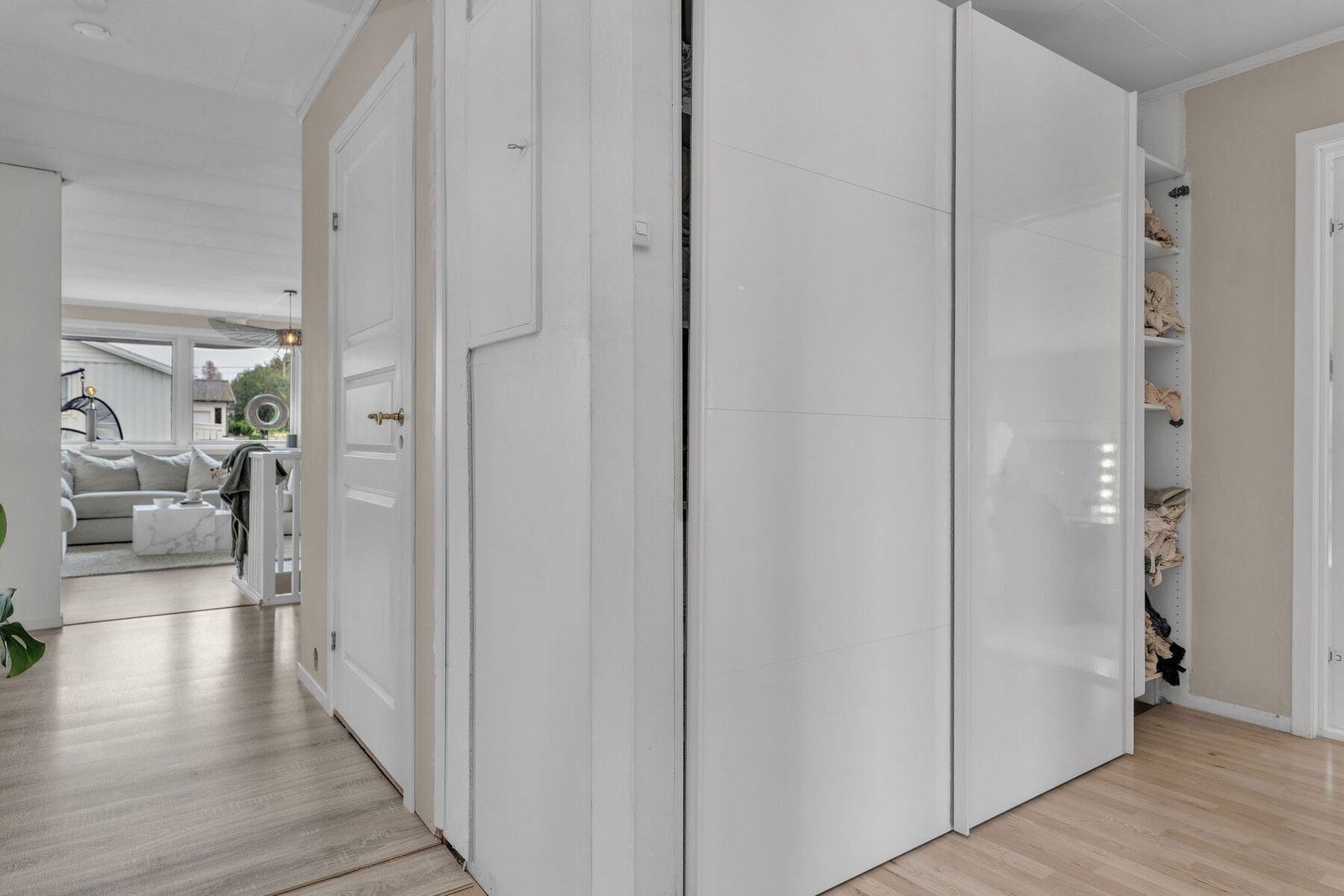 Bad i 1. etasje er under renovering og ikke ferdigstilt - Boligen selges slik den står! Galleribilde