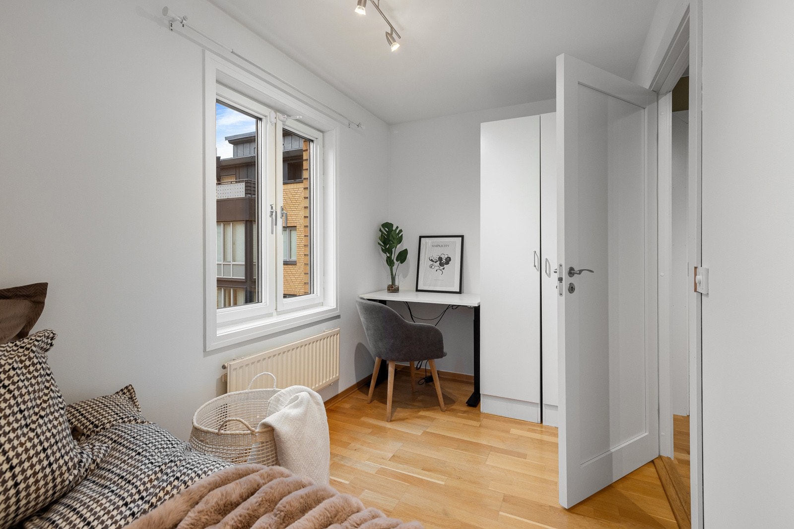 Det er medfølgende garderobeskap på soverom 2. Galleribilde