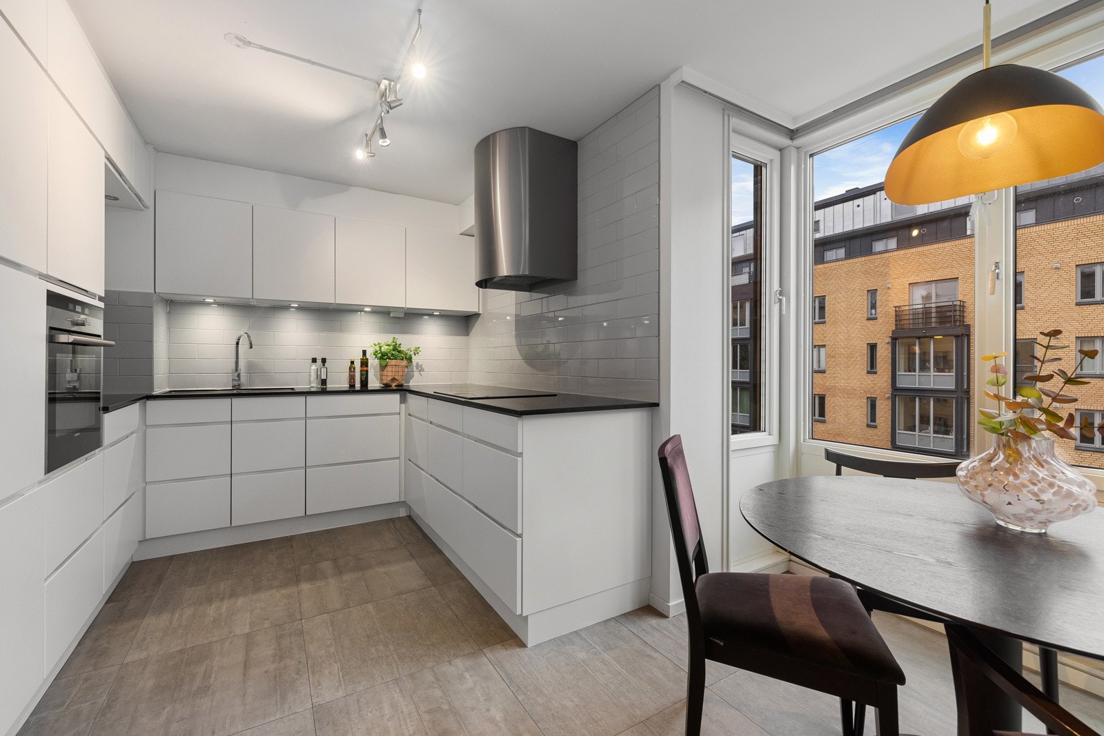 Kjøkkenet har plass til spisebord i tillegg til god benkeplass - perfekt for både matlaging og måltider med gjester. Galleribilde