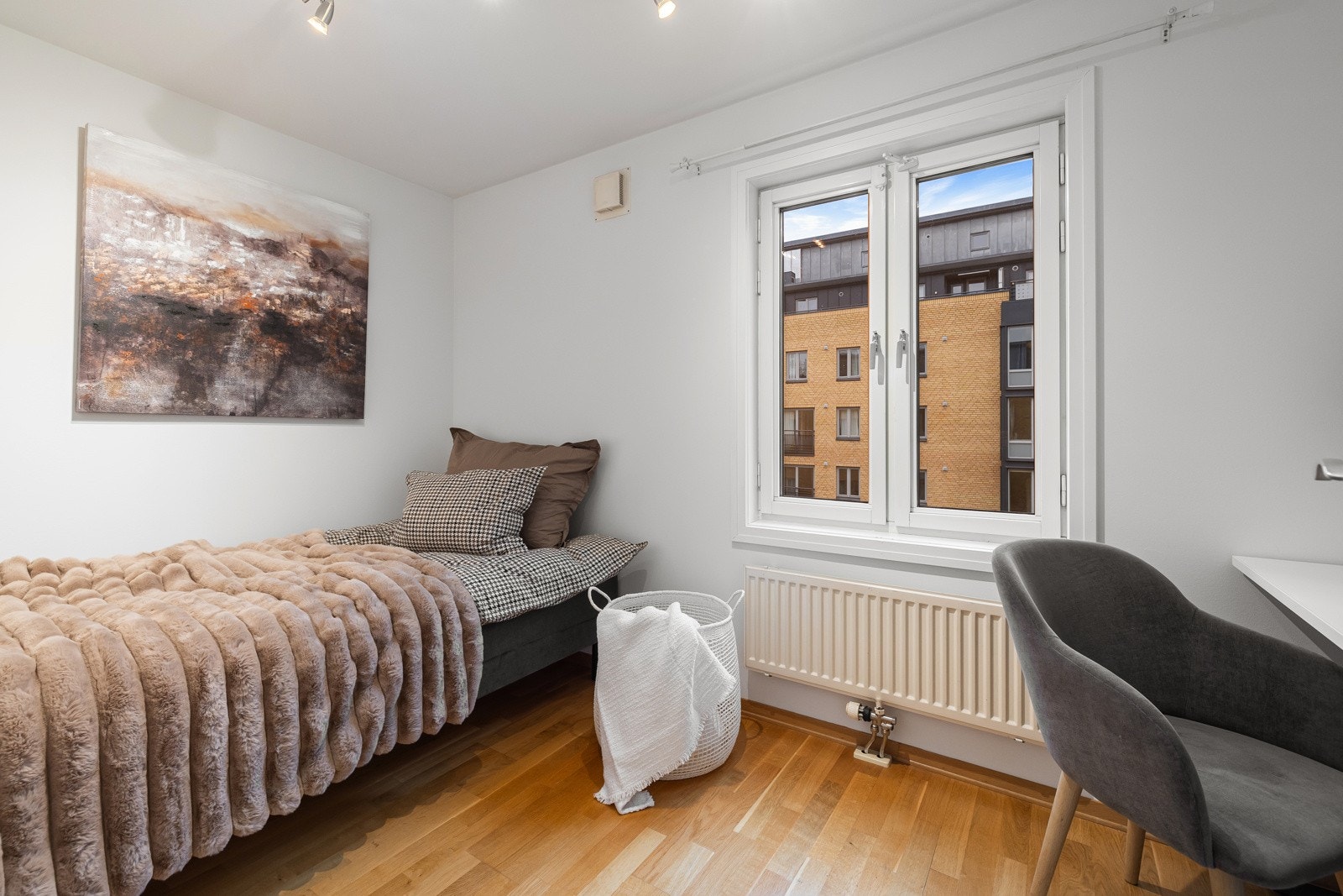 Soverom 2 har god plass til både seng og garderobeskap - perfekt som barnerom, gjesterom eller hjemmekontor. Galleribilde