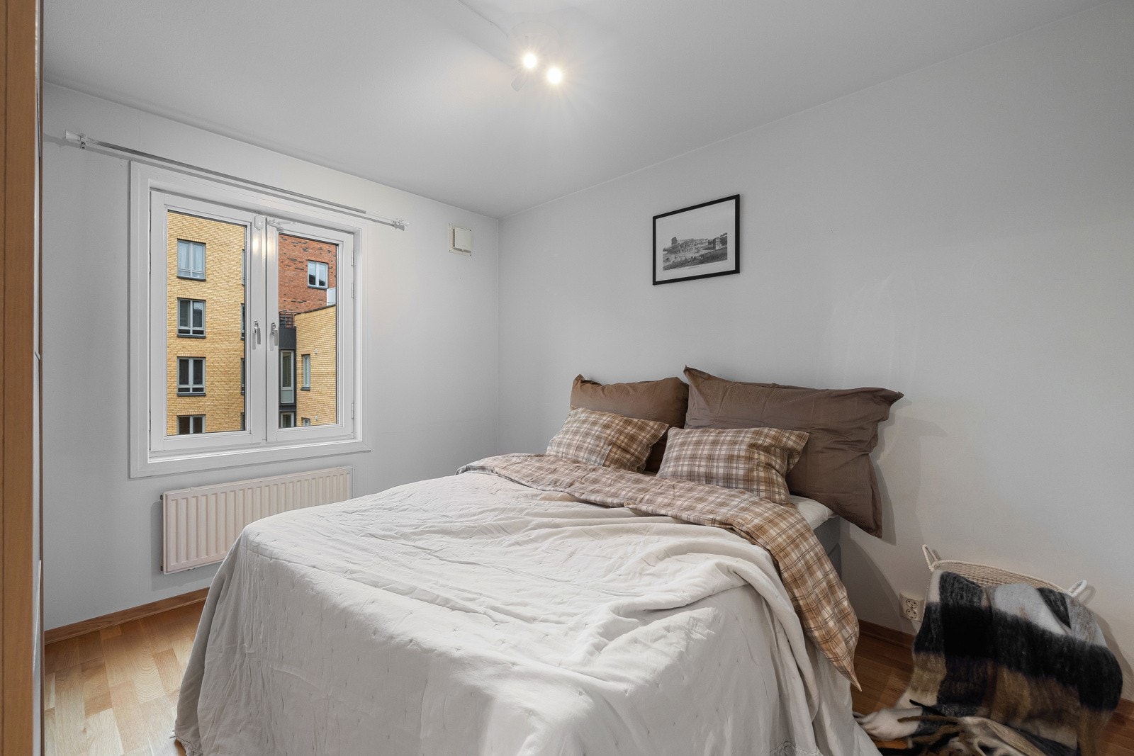 Romslig hovedsoverom med plass til dobbeltseng og nattbord. Galleribilde