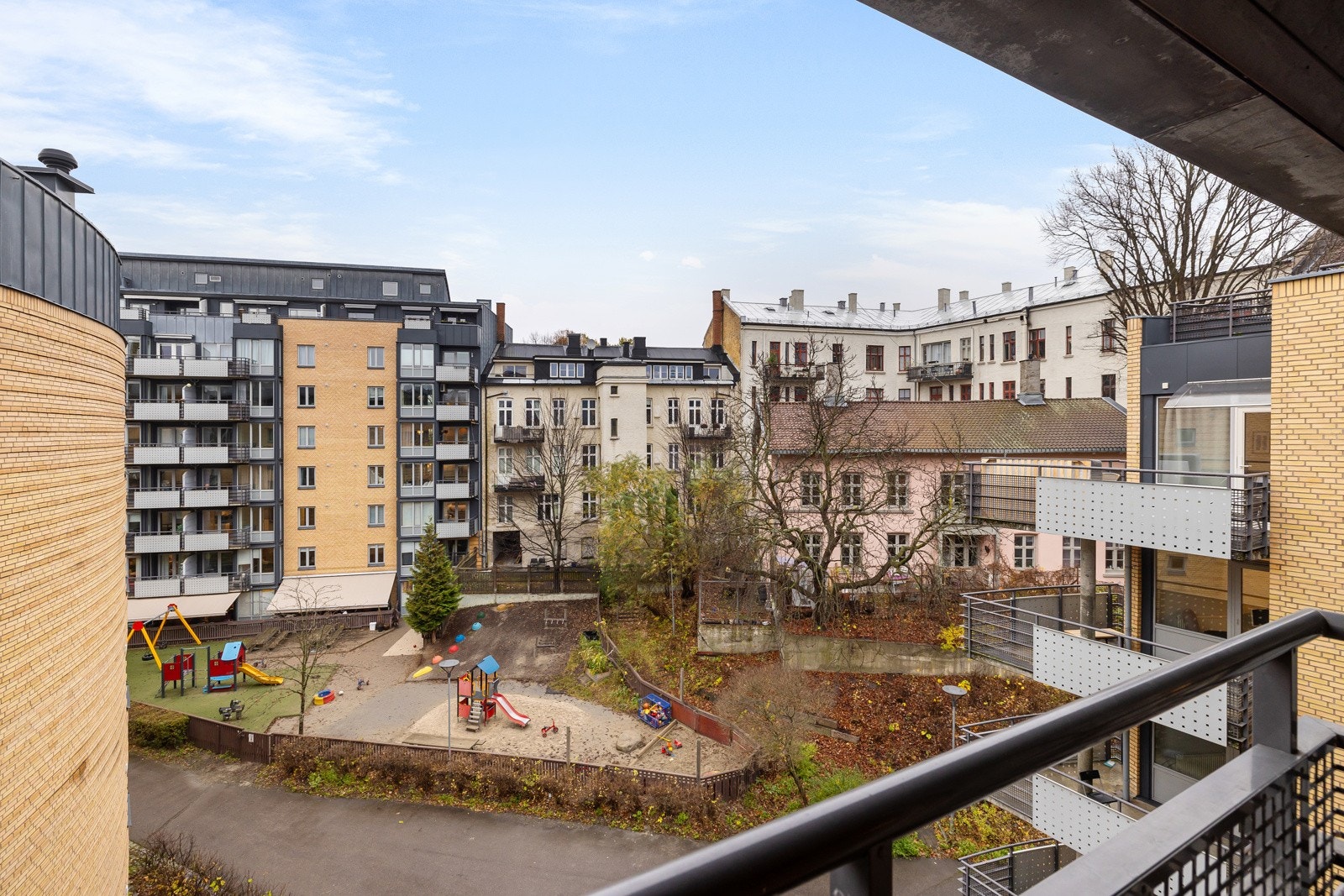 Balkongen ligger vendt mot bakgård. Galleribilde