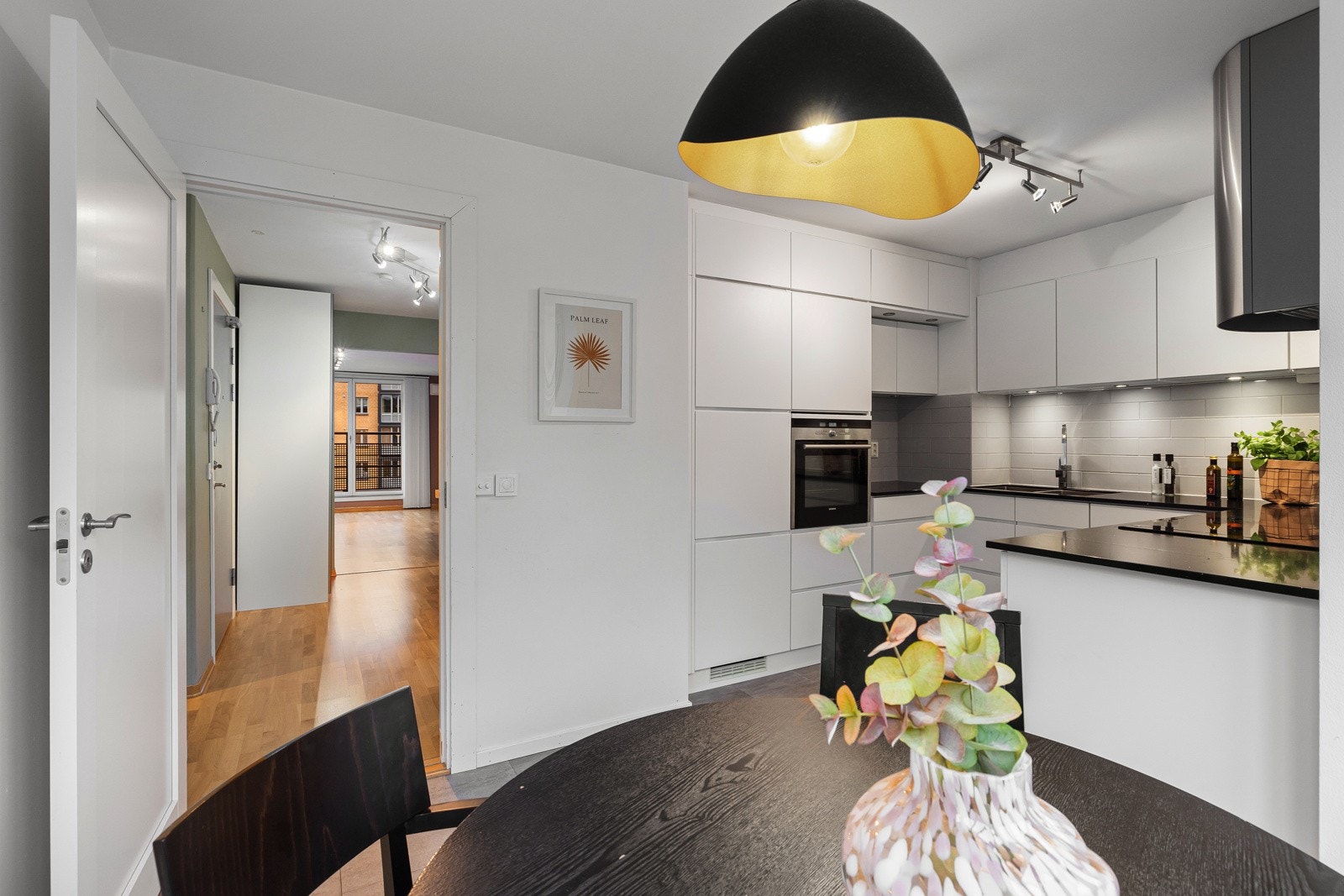 Flott og stilrent Kvik-kjøkken med integrerte hvitevarer og benkeplate i silestone - et moderne kjøkken. Galleribilde