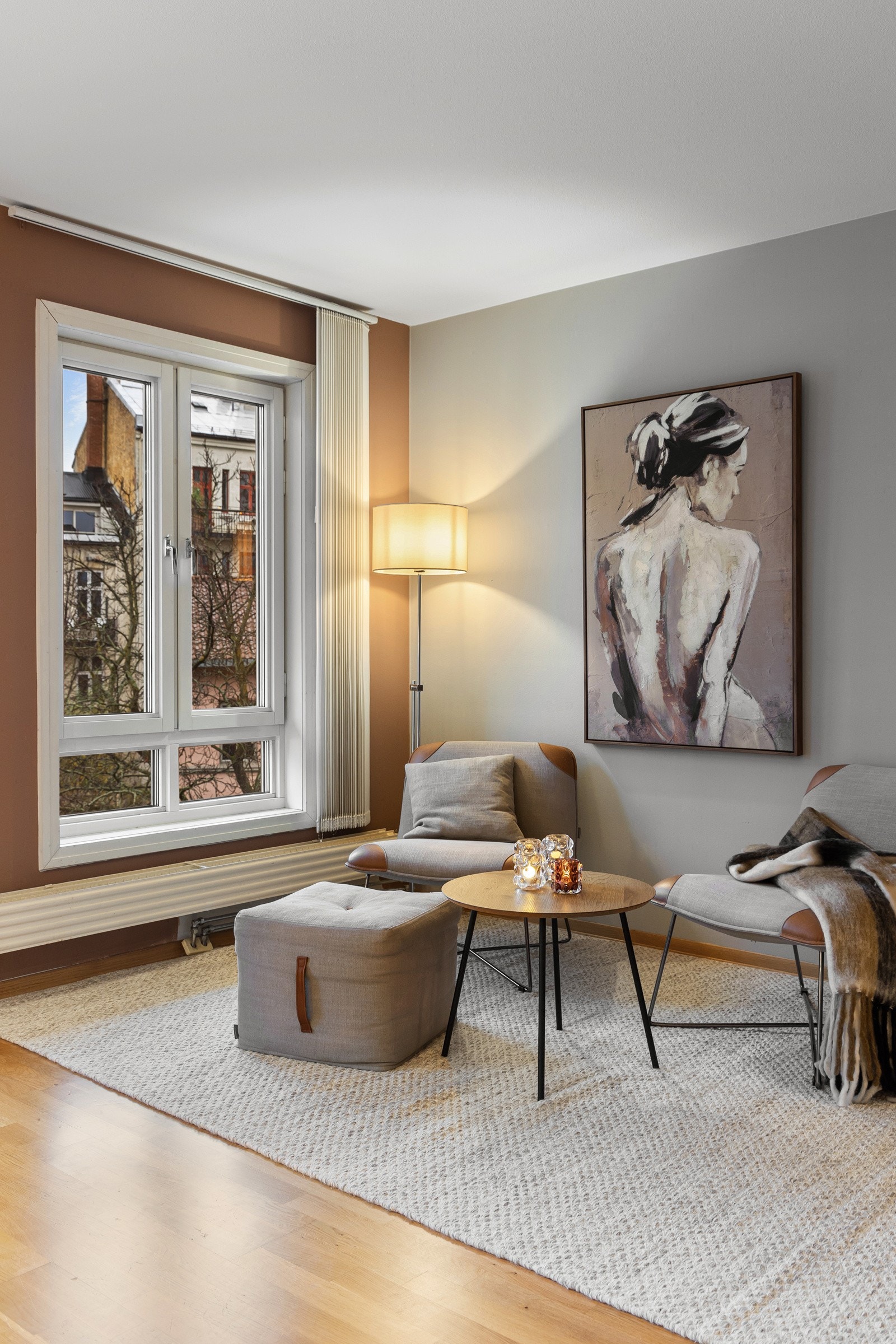 Stuen har en flott romfølelse, med eikeparkett og nøytrale farger som gir et moderne og harmonisk inntrykk. Galleribilde